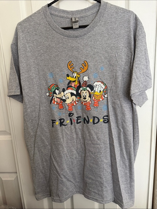 Gildan Tops - Gildan Gray Disney Friends Holiday Graphic Tee